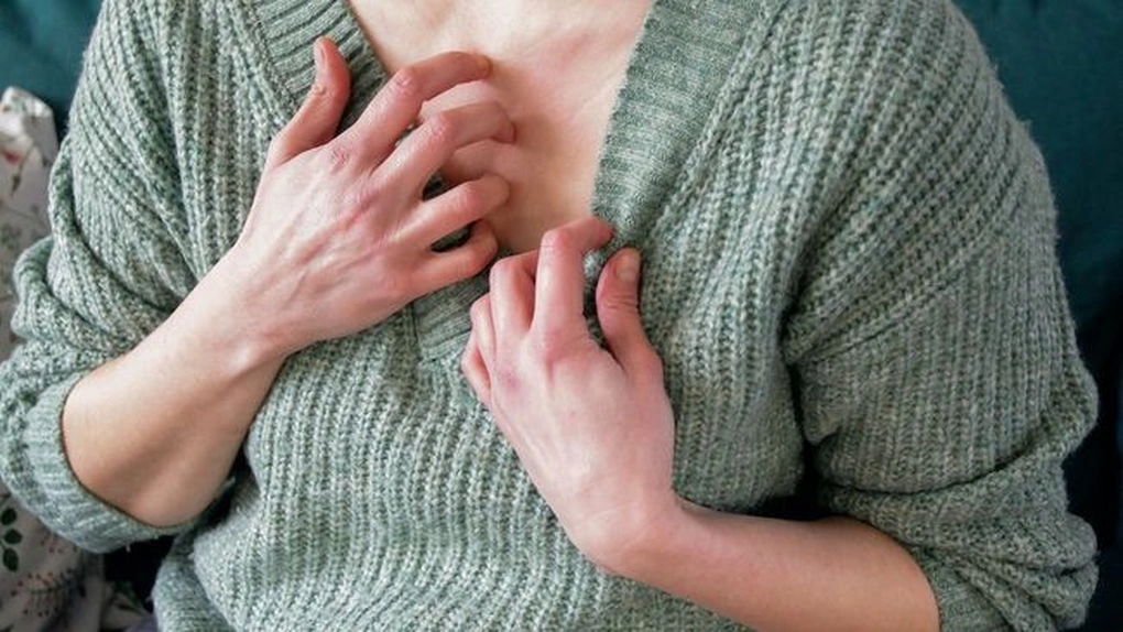 Chất tẩy trong xà phòng, sữa tắm, nước giặt còn bám lại trên áo ngực có thể là nguyên nhân gây ra ngứa nhũ hoa